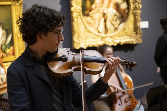 homme avec un violon