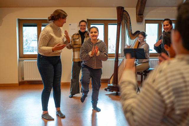 Enfant autiste danse sur de la musique jouée par une harpe