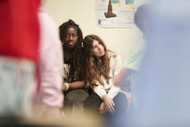 Deux jeunes filles l'une contre l'autre