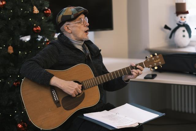 un homme qui chante