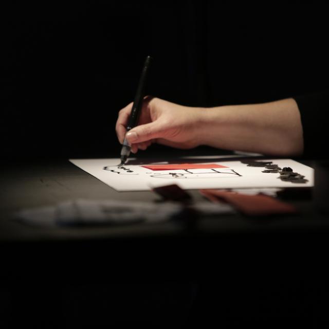 Une personne dessinant sur une feuille