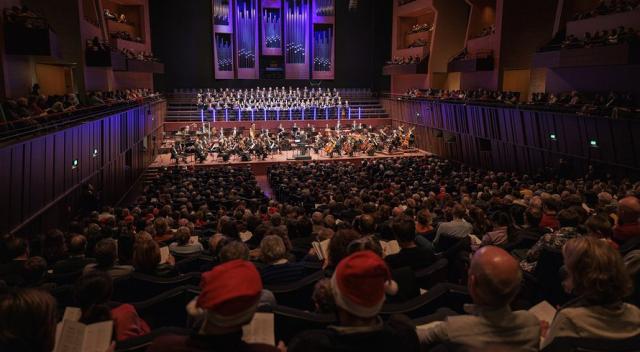 Salle de concert remplie avec un orchestre et des choeurs 