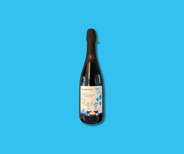 EME-Cremant-Flasche auf blauem Hintergrund