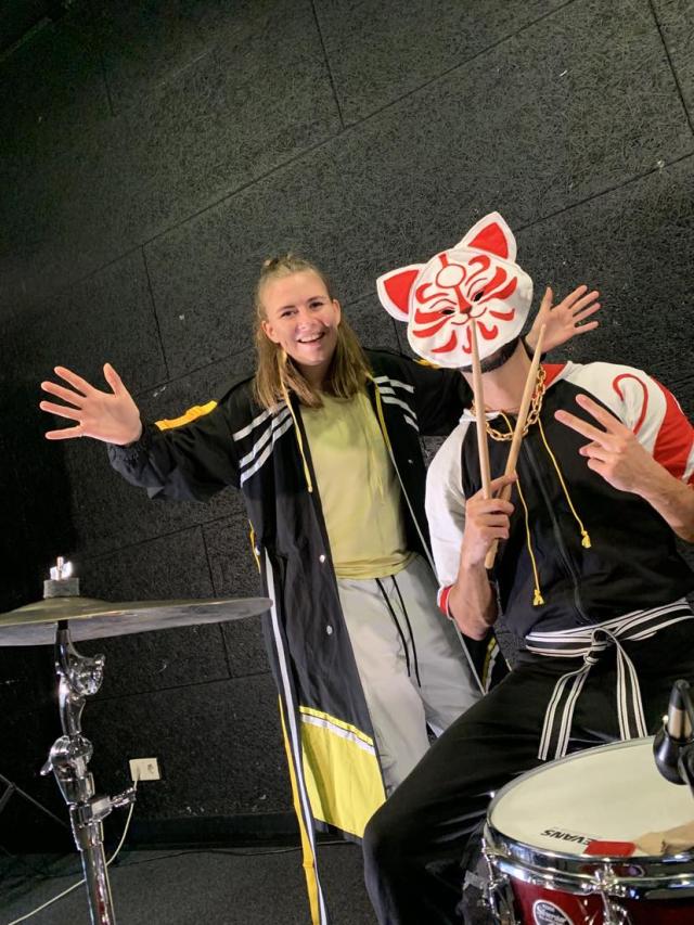 une fille et un garçon avec un masque