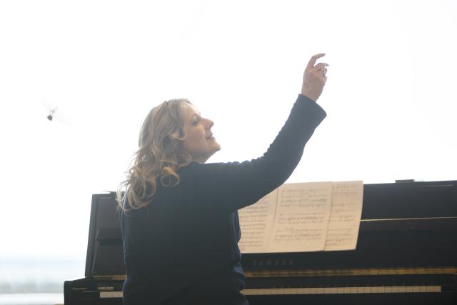 une femme qui joue du piano 