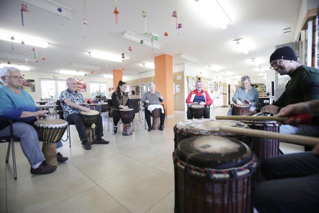 des personnes qui jouent au djembés