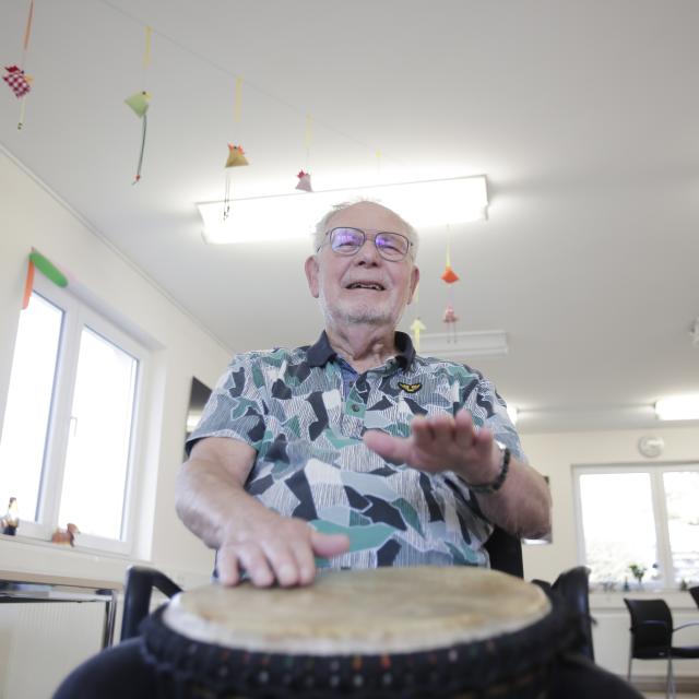 homme qui joue au djembés