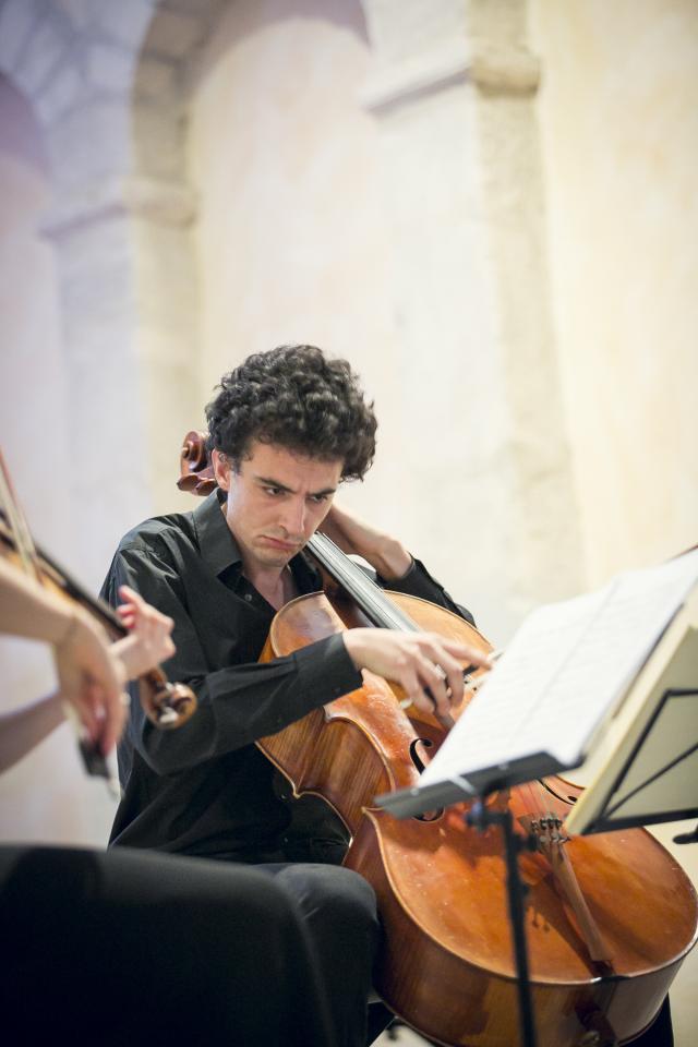 ein Mann, der Cello spielt