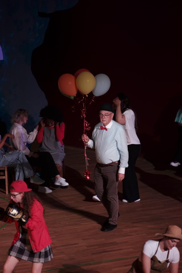 homme avec des ballons