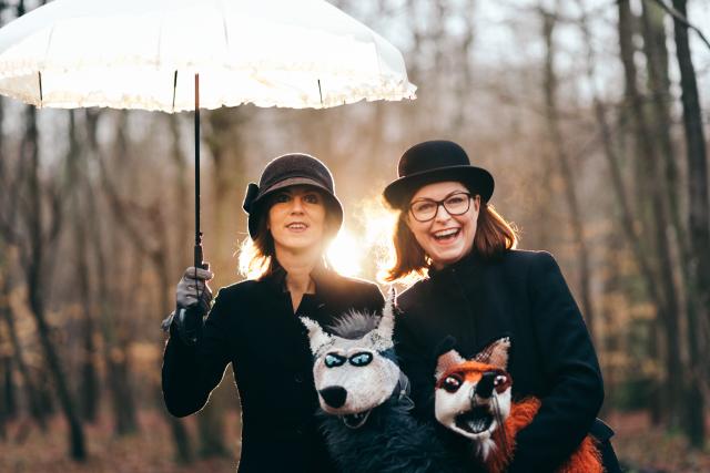 zwei Frauen mit Puppen