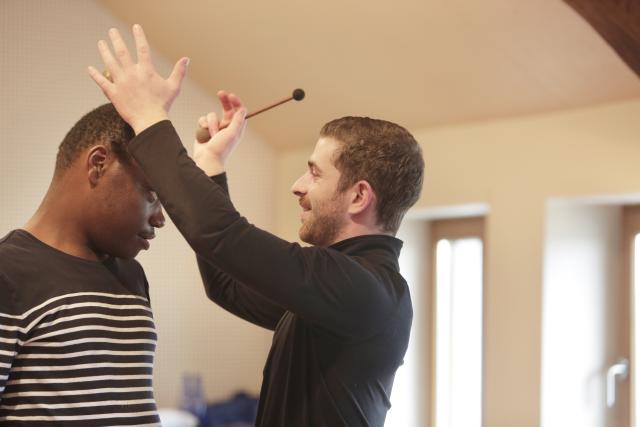 artiste joue avec un participant