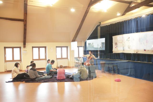 participants sont assis dans un cercle