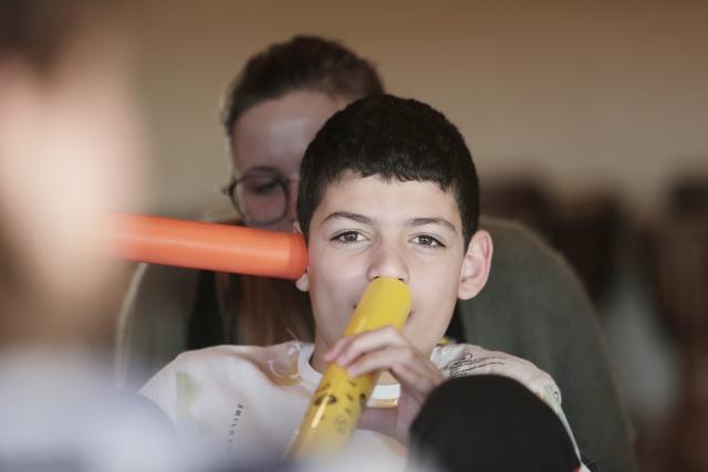 garçon avec Boomwhackers