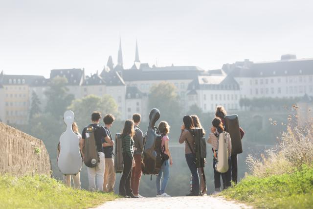 un group de musiciens qui profitent de la vue du Luxembourg