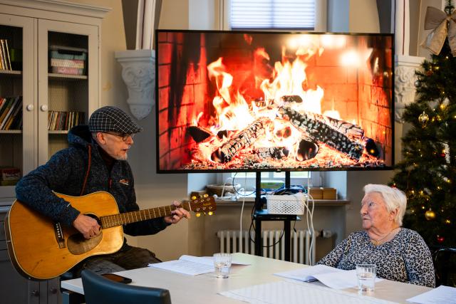artiste qui chante avec une dame âgée