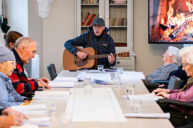 Pit Vinandy joue de la guitare et chante lors des ateliers Gesang Am Norden