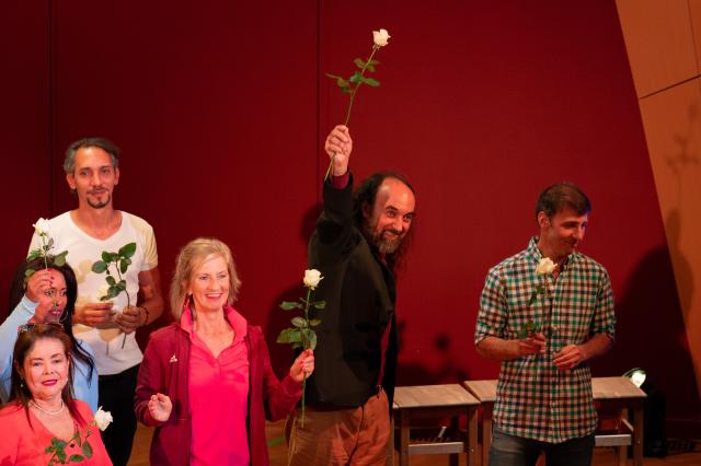 Paolo Lameiro sur scène avec les participants de pOpera
