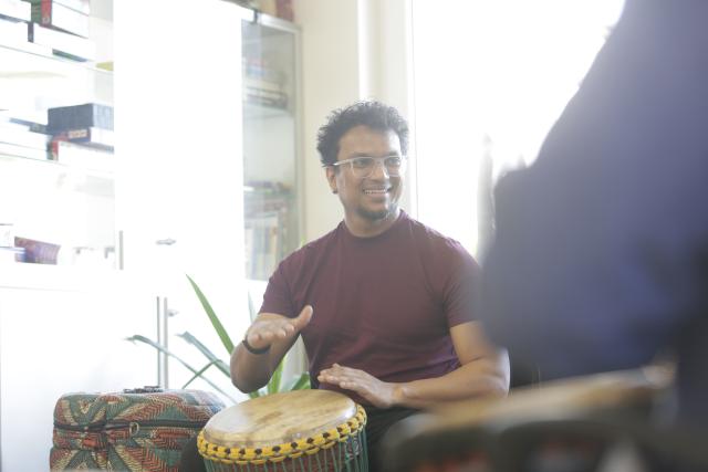 Amit lors d'un atelier de djembé au Centre Parkinson