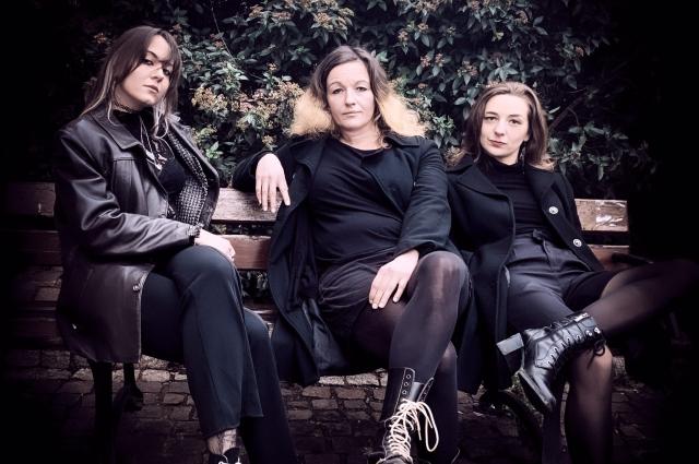 trois femmes assises sur une banque