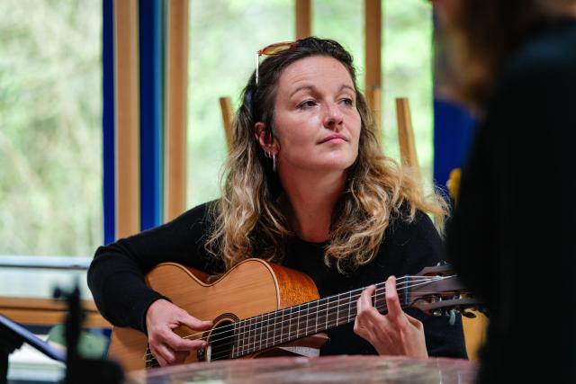 Frau spielt Gitarre
