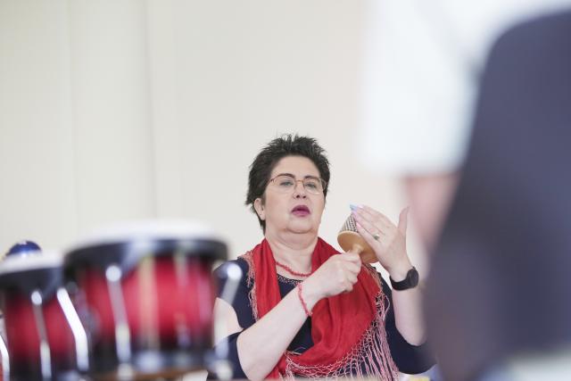 participant qui joue djembe