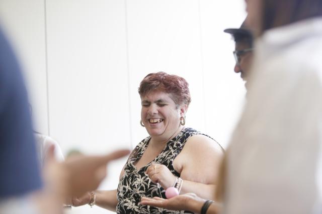 participant qui joue djembe