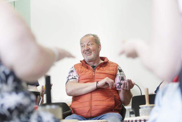 participant qui joue djembe