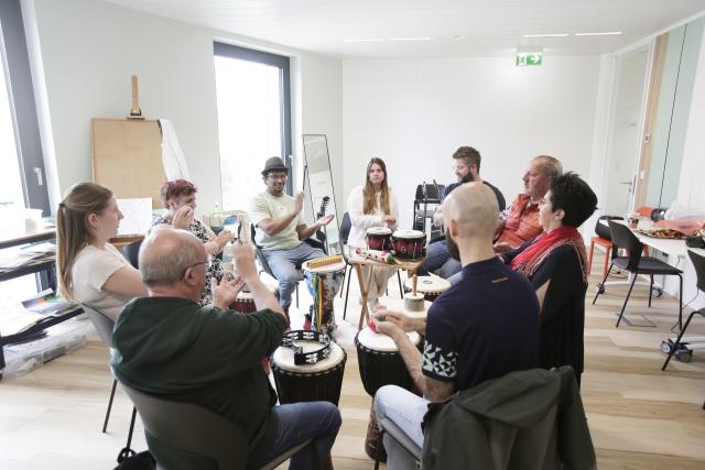 participant qui joue djembe