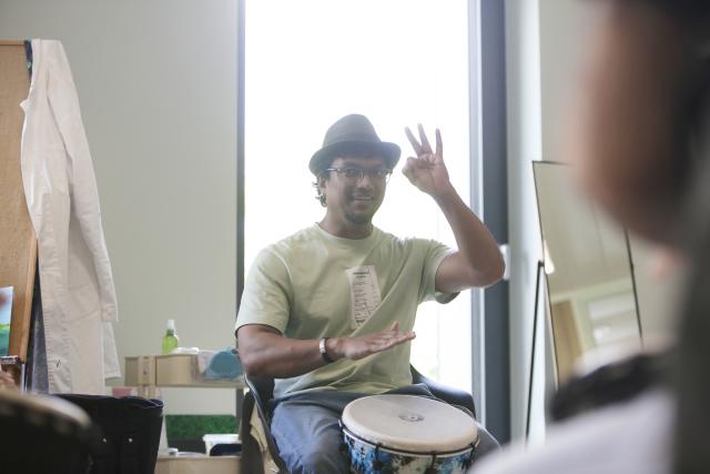 musicien qui joue djembe