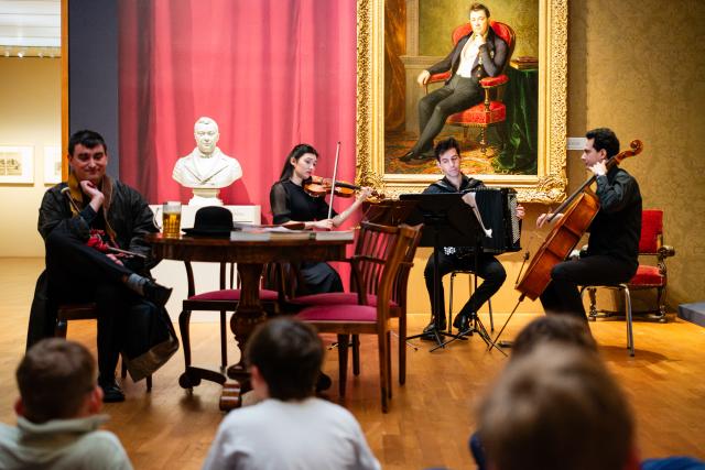 Photo avec 3 musiciens et 1 narrateur